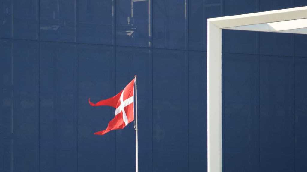 Dannebrog foran DR Byens facade i Ørestad